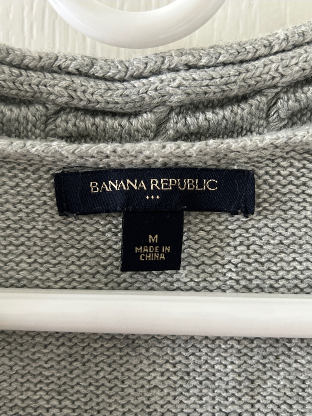 Y2K Banana Republic Gray Cable Knit V-Neck Sweater Medium Preppy Cozy Core Fall - Picture 3 of 8